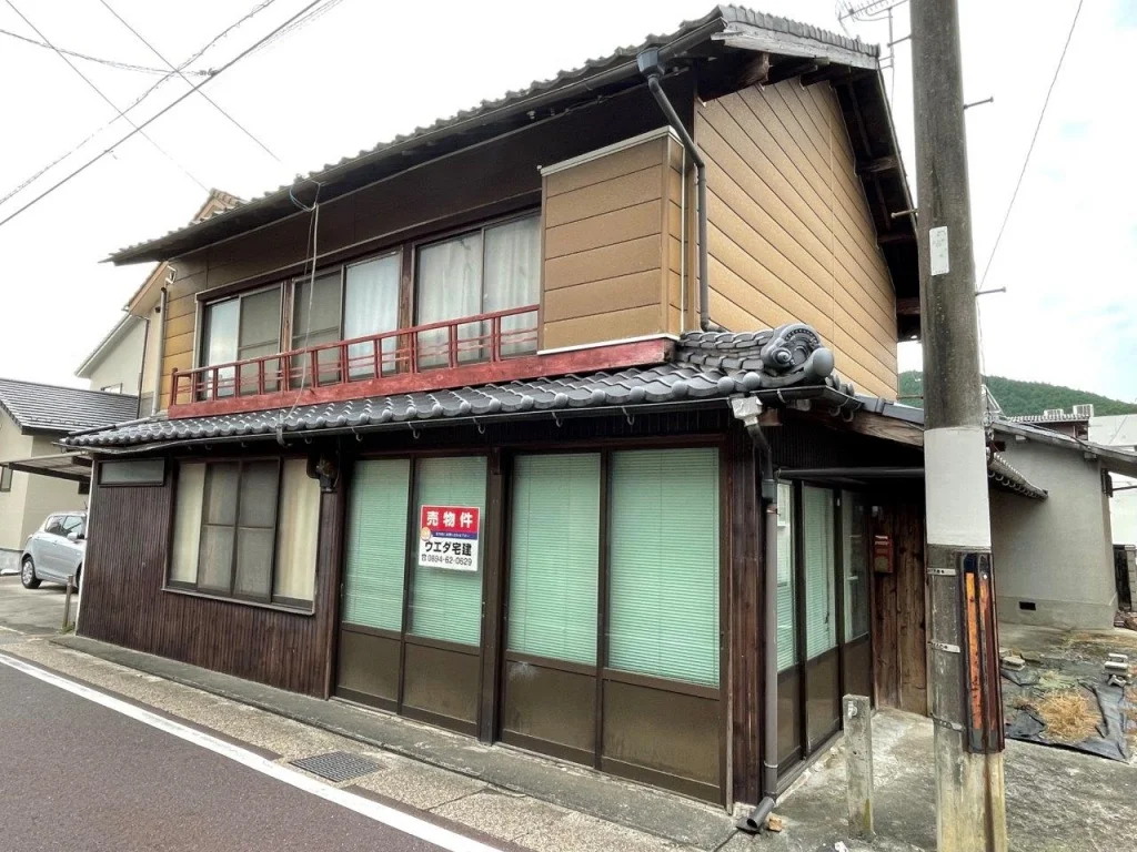 Akiya in Seiyo
